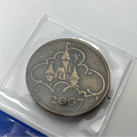 New 2007 DISNEYLAND WHERE DREAMS COME TRUE SOUVENIR TOKEN COIN - Picture 4 of 4